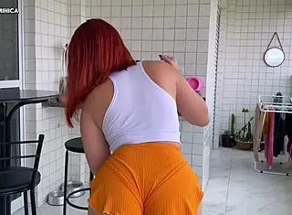 contratei essa empregada pra ajudar em casa, mas fiquei louco de tesão pela bunda linda dela