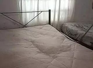 madrastra sexy limpia el dormitorio en tanga y se graba para su hijastro