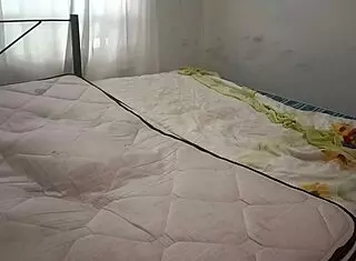 madrastra sexy limpia el dormitorio en tanga y se graba para su hijastro