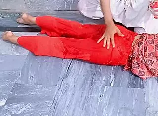 Desi可爱bhabhi和devar中断作业搞室内水play印度妹视频