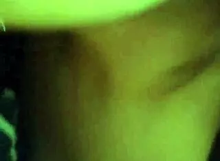 哇，大屁股人妻自拍绿帽跟别人干！