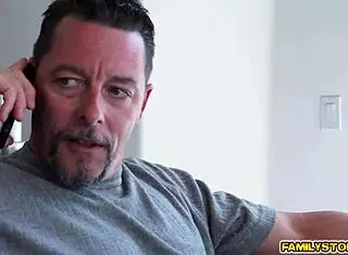 Sophie Sativa给继爸巨屌口交