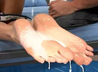 hey super sexy milf, wanna fuck with some hot feet worship?