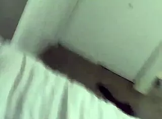 哇，大屁股人妻自拍绿帽跟别人干！