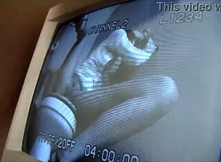 妹子厕所自慰转深喉荣耀洞巨屌