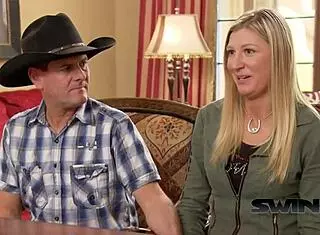 美艳黑发熟女和可爱闺蜜淫荡交换群狗爬式猛干舔光屄