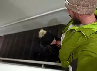 滑雪之旅路边狂干酒店侧入高潮！