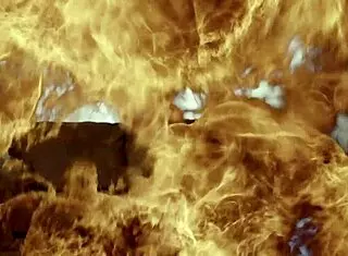 Pelinegra cachonda pasa casting porno y se mete un gran pene con fisting anal y sumisión rápida