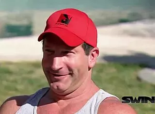 美艳黑发熟女和可爱闺蜜淫荡交换群狗爬式猛干舔光屄