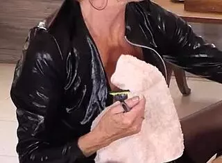 帮朋友剃鸡巴毛 这两部新片口交超热