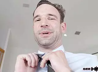 猛爸Alex Legend被Chloe Temple润滑按摩舔屁眼