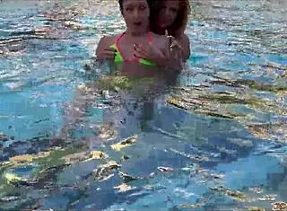 宅度假继母闺蜜泳池按摩玩嗨