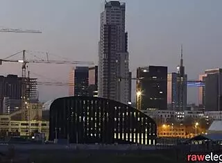 欧洲骚妹沙发前后夹击黑人中出三人行