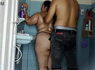 淫荡胖继母被内射继子在一旁看