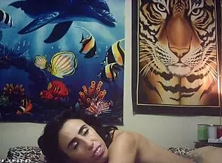 眼镜瘦意大利模特 首次机器猛捅 自拍！