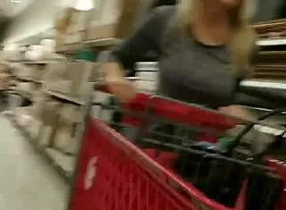 嘿店里这骚货藏着大肥臀老娘们？