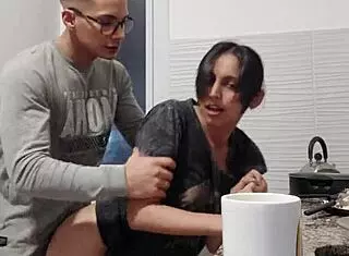 Deja做饭做到一半厨房狗交弯腰大屌内射猛干