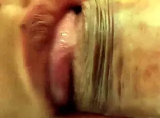 Compartiendo sexo con mis amigos todos borrachos en la habitación con besos y doble penetración