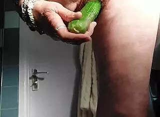 Hey oma, why are you fucking that cucumber in your granny kut?
