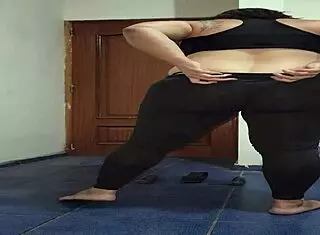 Wow, check out this mature Latina doing exercises in see-through leggings!