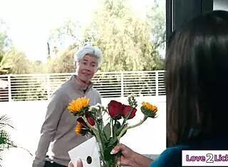 近视继母狂舔我湿逼