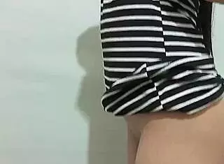 继女在继爸面前调皮扣骚逼欲火高涨