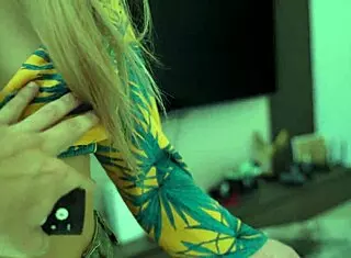 娇小女友遥控冻住油滑感性猛干！