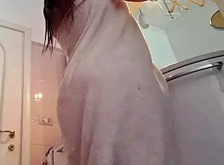 Loira Gostosa Ficou Peladinha No Banheiro Showing Big Ass Pussy And Natural Tits In Masturbation!