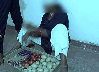 Sabji Wali Bhabhi ENJOYS Masti Sex In Reality With Big Cock Licking