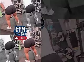 sai sem calcinha pra malhar o personal sentiu o cheiro da minha buceta suadinha me levou pro banheiro e encheu minha buceta de porra