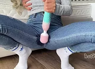 Hey she blew the no-cum challenge squirting three wild times!