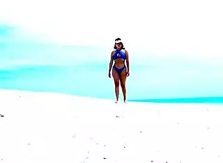 玛丽娜·戈尔德海滩厕所深喉颜射到潮吹