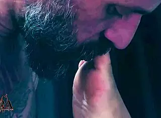 巴西丰满拉丁妹足交脚趾射巨阴蒂