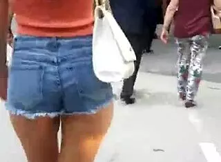 街上超短裙大屁股到处晃眼