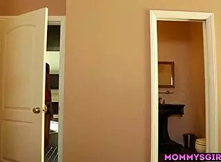 Scarlett fever's pussy tingles as syren de mer's tongue dives in after steamy kisses