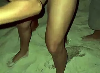 Belinha海滩猎巨屌狗交式弯腰高潮