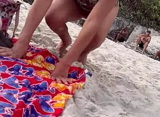 Belinha海滩猎巨屌狗交式弯腰高潮