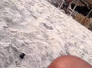 Belinha海滩猎巨屌狗交式弯腰高潮