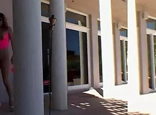 妮基尼维兹脱丁字比基尼湿屄猛插舔屁股配莱克斯斯蒂尔