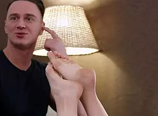 Hanna Rey肌肉男MMF三明治弯腰双插