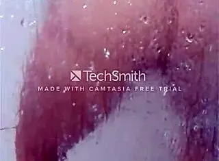 Ei, olha essa casada se exibindo no banho todo molhada e gostosa!