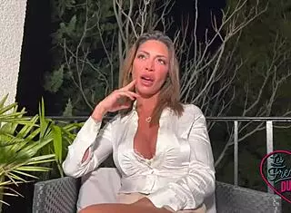 i'm vittoria busty brunette milf craving anal slut sex