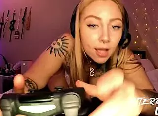 Thick PAWG Streams While Ignoring Huge Black Cock Deepthroat