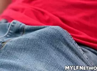 My girlfriend hates anal but stepmom vivianne takes it deep