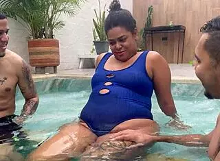 pawg wife daphne rosen caught rubbing pussy in 4k solo play