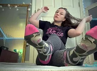 Xvideos flashes housewife's tattooed barefoot body!