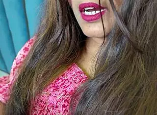 Beautiful Desi Mallu Bhabhi Fucks Delivery Boy After Ordering Female Condoms Hard