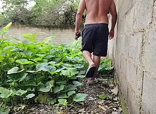 casi nos pillan follando a la vecina mexicana al aire libre con creampie