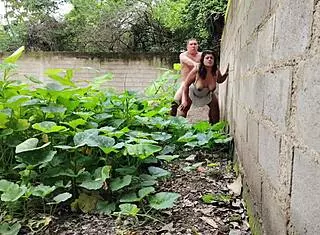 casi nos pillan follando a la vecina mexicana al aire libre con creampie