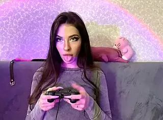 gerageyn the e-girl slurps big dick between videogames